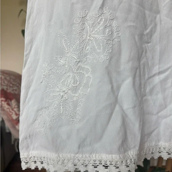 Coline White Embroidered Dress with Cap Sleeves - Picture 3 of 7